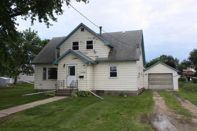 512 4th St, Stout, IA 50673