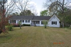 208 Slingsby St, Elizabethtown, NC 28337