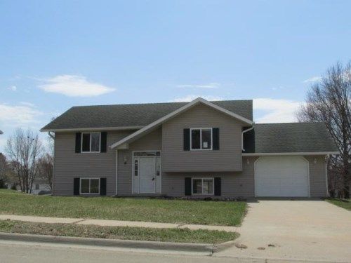 909 Lisa Dr, Maquoketa, IA 52060