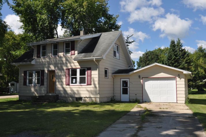 313 Roberts Ave NE, Warroad, MN 56763