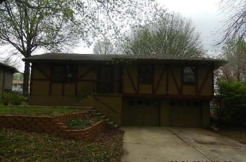 401 SW Parkwood Dr, Blue Springs, MO 64014