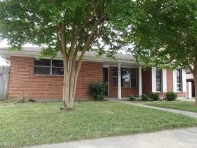 565 Diplomat St, Gretna, LA 70056