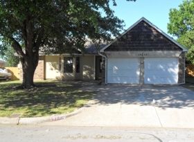 10225 Lone Pine Ln, Fort Worth, TX 76108