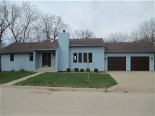 2036 Golfview Cir, Centerville, IA 52544