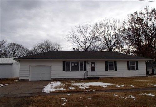 421 S Maple St, Wellsville, KS 66092