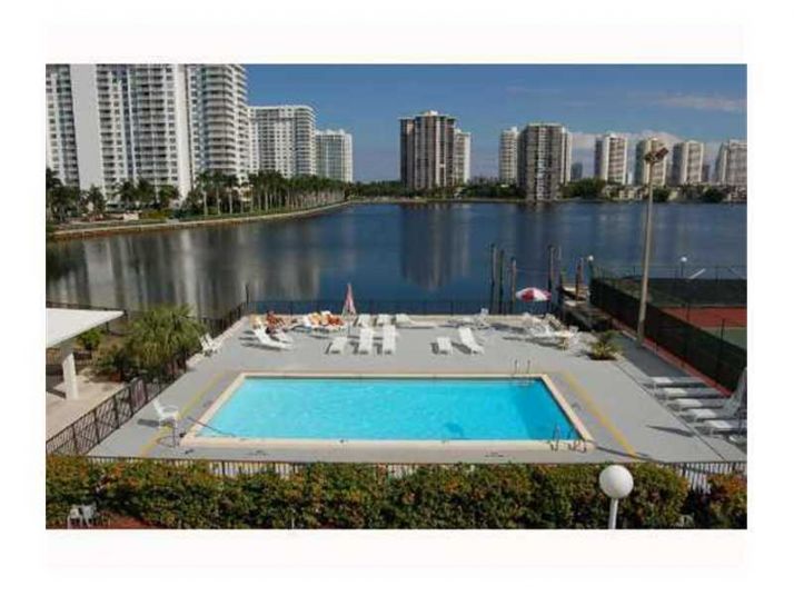 2750 NE 183 ST # 1701, North Miami Beach, FL 33160