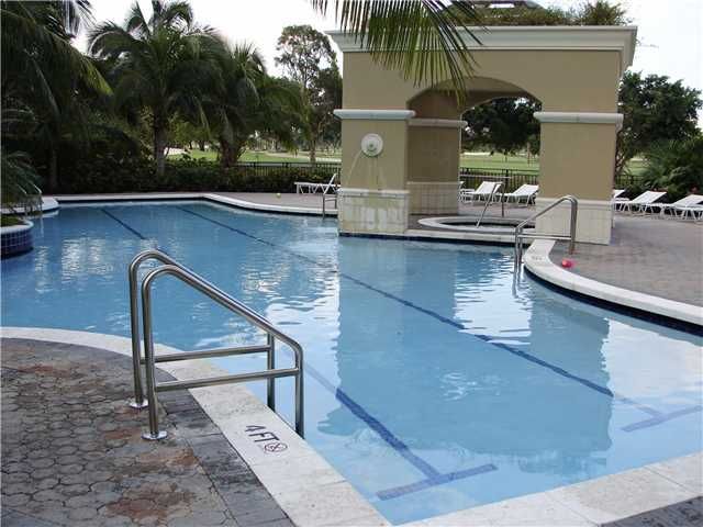 19501 W Country Club Dr # 207, Miami, FL 33180