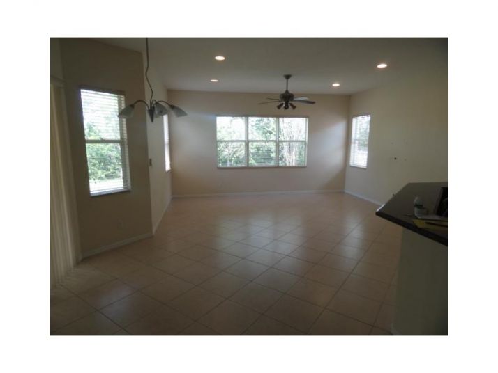 4439 W WHITEWATER AV, Fort Lauderdale, FL 33332