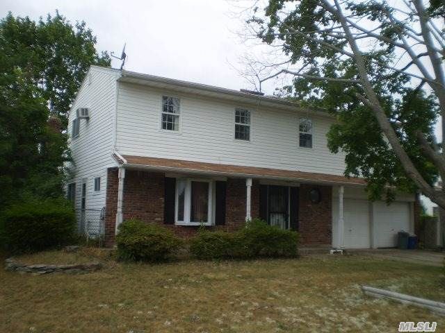 16 Summer Ln, Amityville, NY 11701