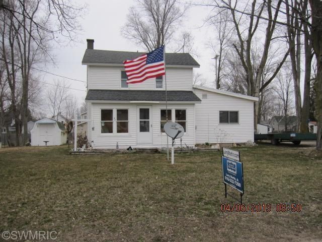 205 E 3rd St, Trufant, MI 49347