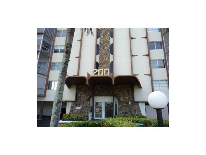 200 DIPLOMAT PW # 826, Hallandale, FL 33009