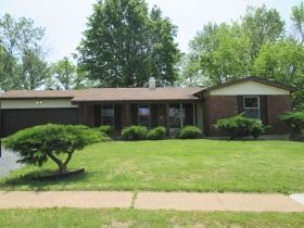 5590 Delcastle Dr, Florissant, MO 63034