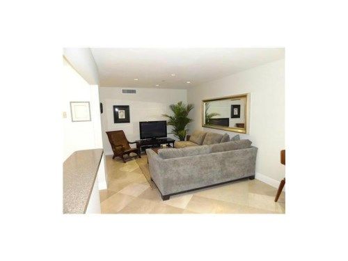 5839 SW 74 TE # 202, Miami, FL 33143