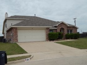 621 Roundrock Lane, Fort Worth, TX 76140