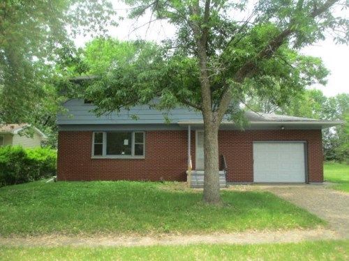 2418 S 18th St, Clinton, IA 52732