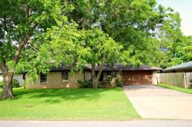 215 Barbara Dr, Clute, TX 77531