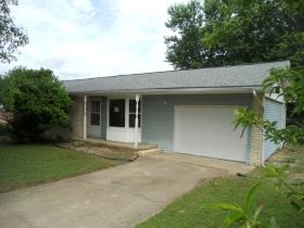 614 Pine Ave, Gentry, AR 72734