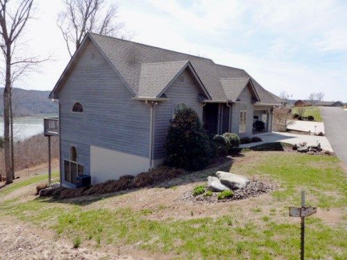 571 Mallard Pointe Dr, Byrdstown, TN 38549