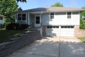 116 SE Flagstone Dr, Lees Summit, MO 64063