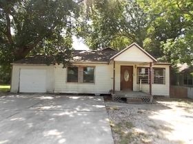 210 S 6th Street, Highlands, TX 77562