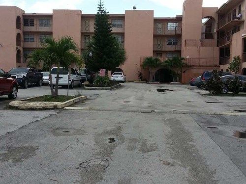 6600 W 2 CT # 26, Hialeah, FL 33012