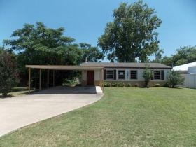 1617 Cheyenne Trail, Granbury, TX 76048