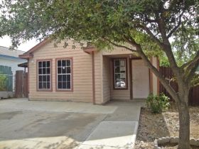 318 Larga Vista Dr, Laredo, TX 78043