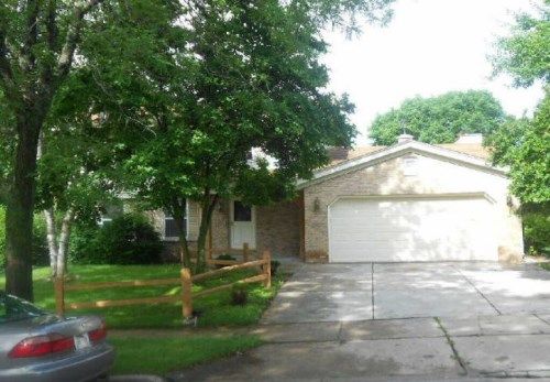 1900 Fieldcrest Lan, Waukesha, WI 53186