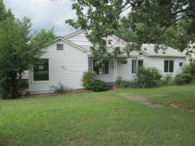 214 W Forrest Ave, Eufaula, OK 74432