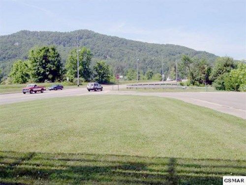 616 WEARS VALLEY RD, Pigeon Forge, TN 37863