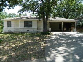 1600 W Lakeview St, Denison, TX 75020