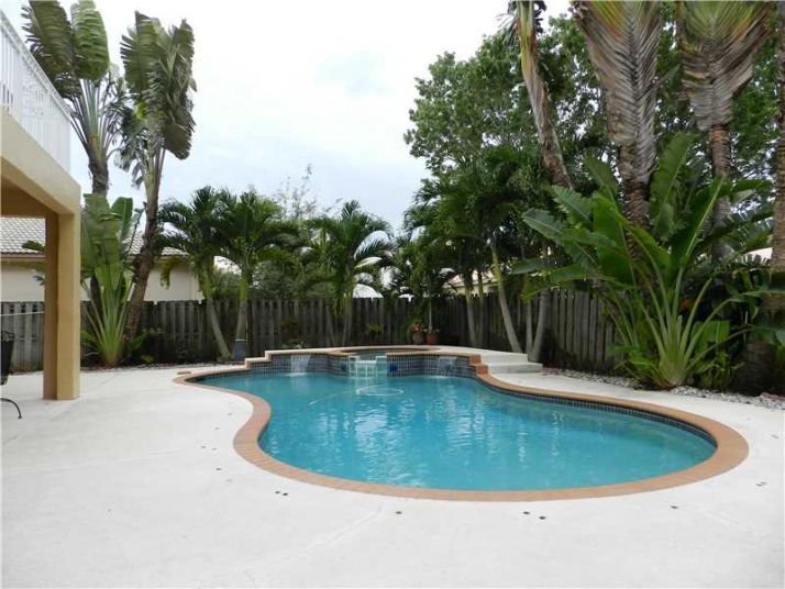 17063 NW 15 ST, Hollywood, FL 33028