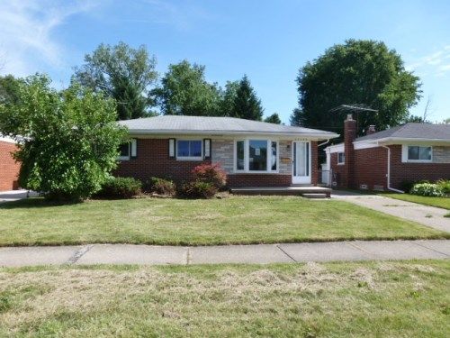 20490 Kemp St, Clinton Township, MI 48035