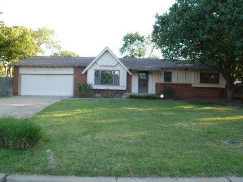 8220 E Peach Tree Ln, Wichita, KS 67207