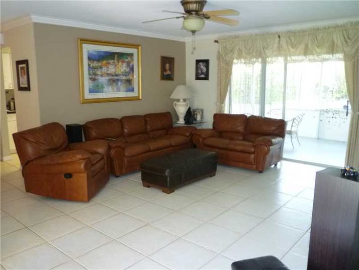 8461 NW 16 ST, Hollywood, FL 33024