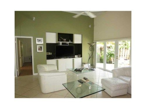 2733 PARKVIEW DR # 2733, Hallandale, FL 33009