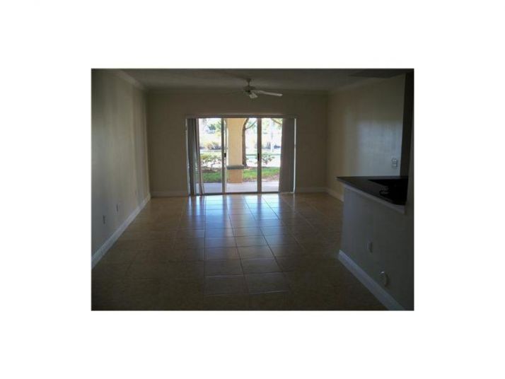 2452 CENTERGATE DR # 103, Hollywood, FL 33025