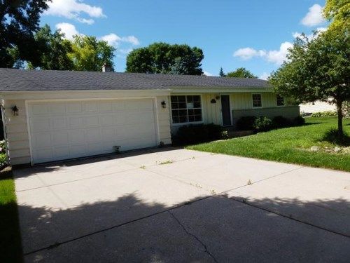 N62w23773 Hickory Dr, Sussex, WI 53089