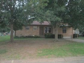 102 E Cunningham St, Bonham, TX 75418