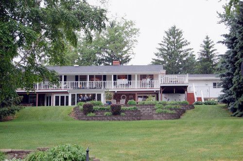 W357N5102 Lakeshore Dr, Oconomowoc, WI 53066