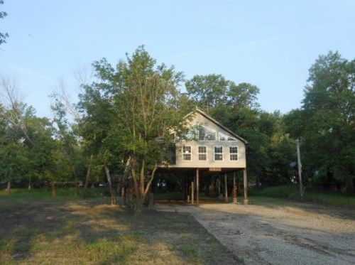 103 S River Rd, Elsberry, MO 63343