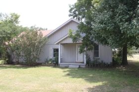 304 E Virginia St, Walters, OK 73572