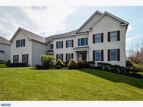 8 FOXHALL RD, Newtown, PA 18940