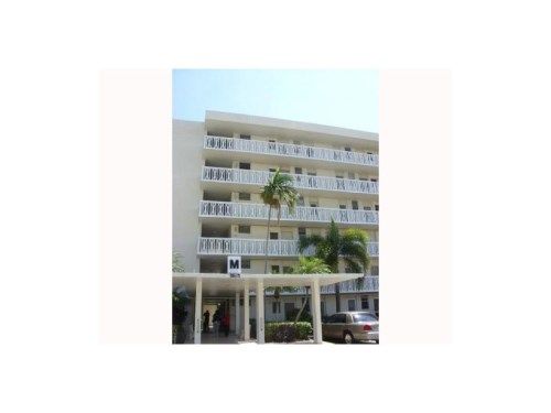 2910 POINT EAST DR # M-101, North Miami Beach, FL 33160