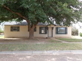 1913 N 1st St, Tahoka, TX 79373