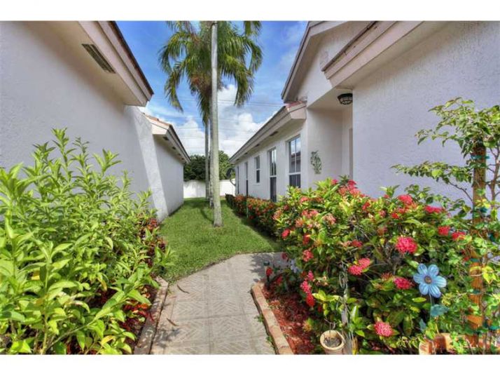 325 NW 75 WY, Fort Lauderdale, FL 33317