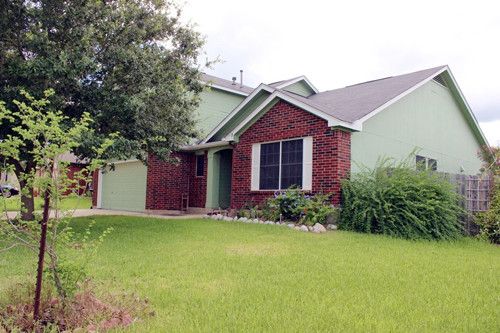 225 Sandhill Dr, Lockhart, TX 78644