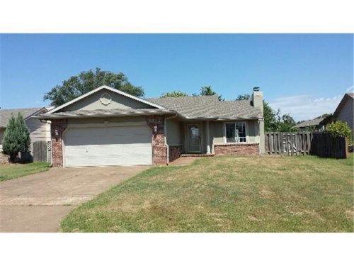 5352 S Stoneborough Ct, Wichita, KS 67217