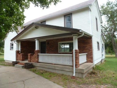 703 E 3rd St, Newton, KS 67114