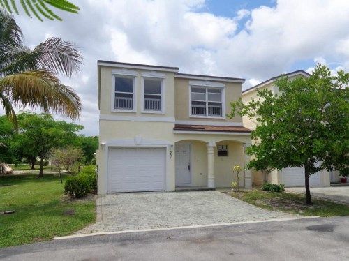 951 SW 15th St, Deerfield Beach, FL 33441